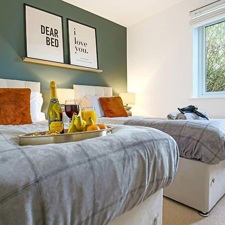 Canal Side Apartment With Balcony, Secure Parking, Self Check-In, Fast Wifi And Smart Tv With Sky Tv And Netflix By Yoko Property Milton Keynes Bagian luar foto