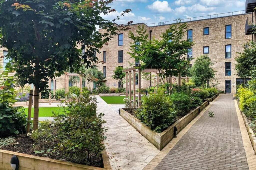 Canal Side Apartment With Balcony, Secure Parking, Self Check-In, Fast Wifi And Smart Tv With Sky Tv And Netflix By Yoko Property Milton Keynes Bagian luar foto