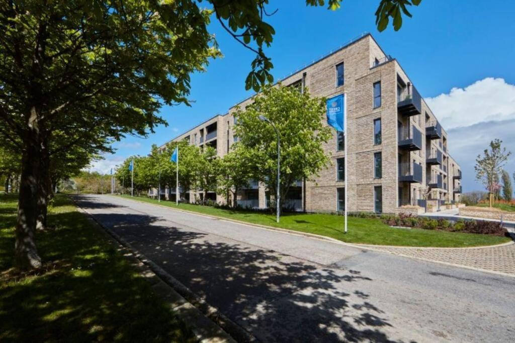 Canal Side Apartment With Balcony, Secure Parking, Self Check-In, Fast Wifi And Smart Tv With Sky Tv And Netflix By Yoko Property Milton Keynes Bagian luar foto