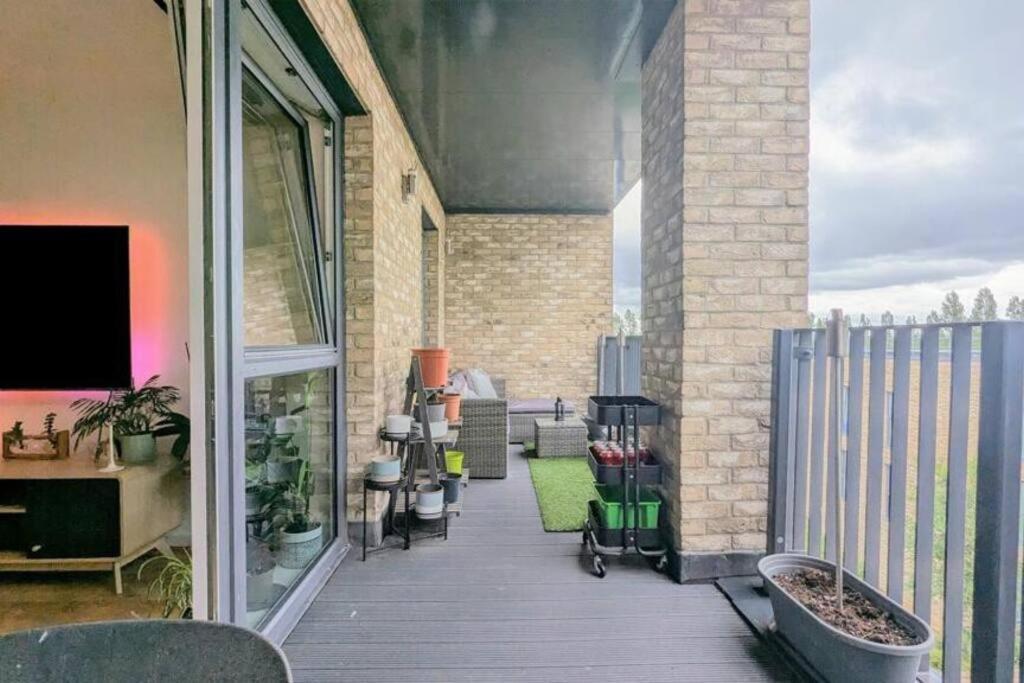 Canal Side Apartment With Balcony, Secure Parking, Self Check-In, Fast Wifi And Smart Tv With Sky Tv And Netflix By Yoko Property Milton Keynes Bagian luar foto